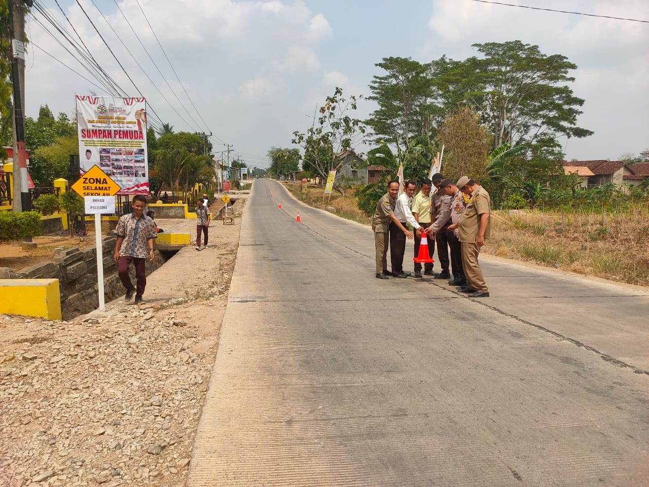 Pemasangan traffic cone lalu lintas  SMK N 1 Seputih Agung bersama Polsek Terbanggi Besar  dan Pol PP Kec. Seputih Agung (Rabu, 01 November 2023)